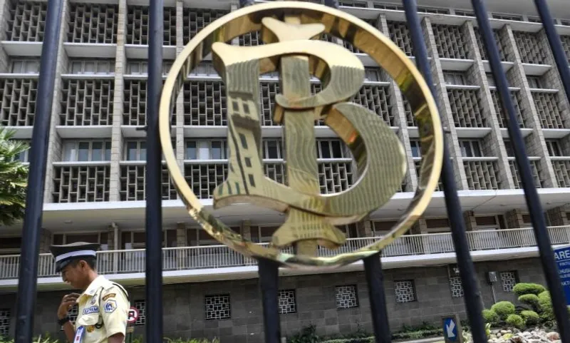 Petugas keamanan melakukan penjagaan di kawasan Gedung Bank Indonesia