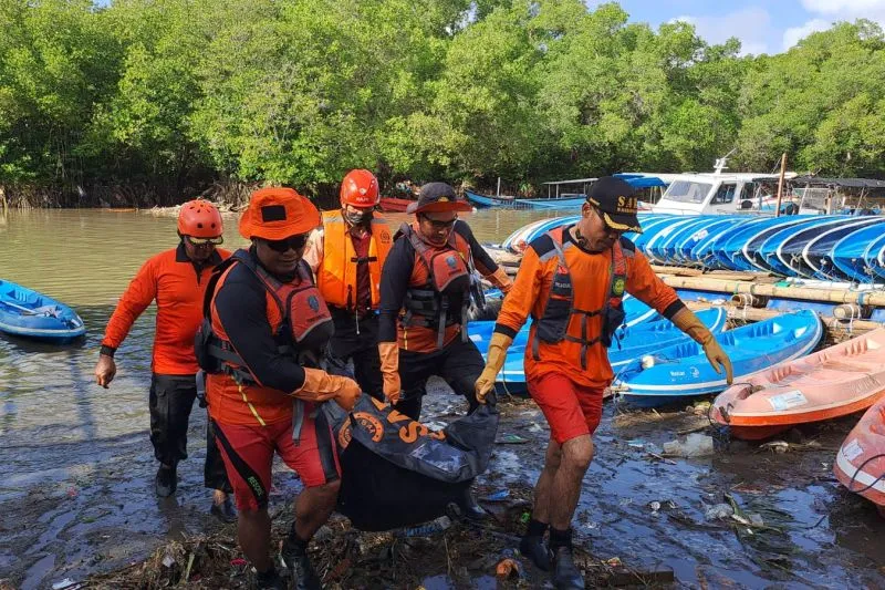 Tim SAR gabungan mengevakuasi empat jenazah korban banjir di Waduk Tukad Badung, Denpasar