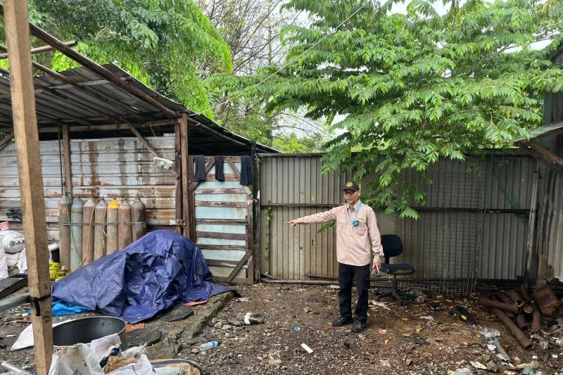Petugas Bapeten menunjukkan lokasi ditemukannya paparan radioaktif Cesium-137 