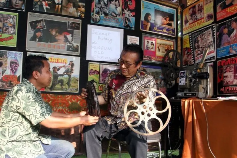 Pengunjung melihat koleksi film di Museum Cinema Indonesia 