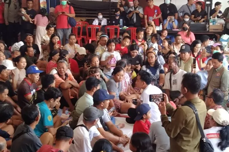 Wakil Presiden RI Gibran Rakabuming Raka berdialog dengan para pengungsi korban banjir  Bali