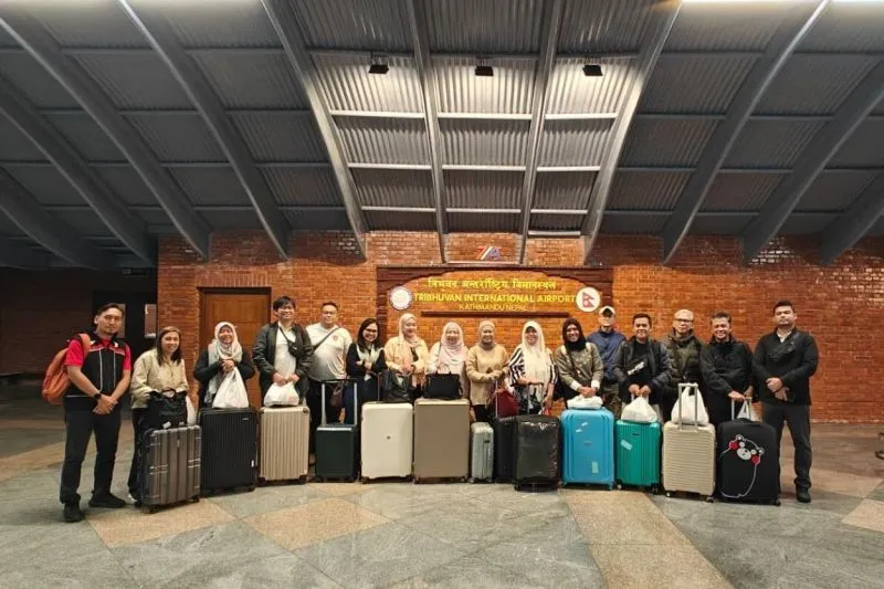 Rombongan WNI yang berhasil dievakuasi tim pelindungan dari Kemlu RI di Bandara Nepal