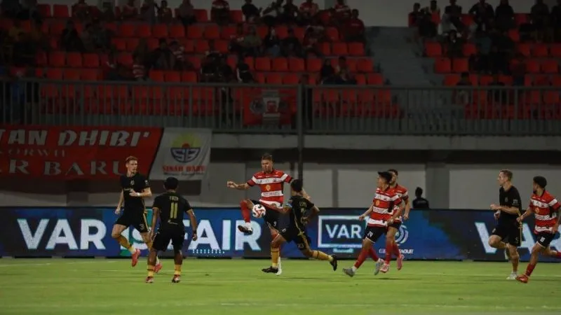 Laga Madura United melawan Bhayangkara 