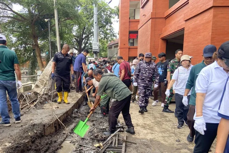 gotong royong membersihkan sampah sisa banjir besar Bali 