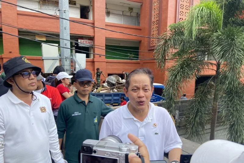 Menteri Lingkungan Hidup Hanif Faisol Nurofiq 