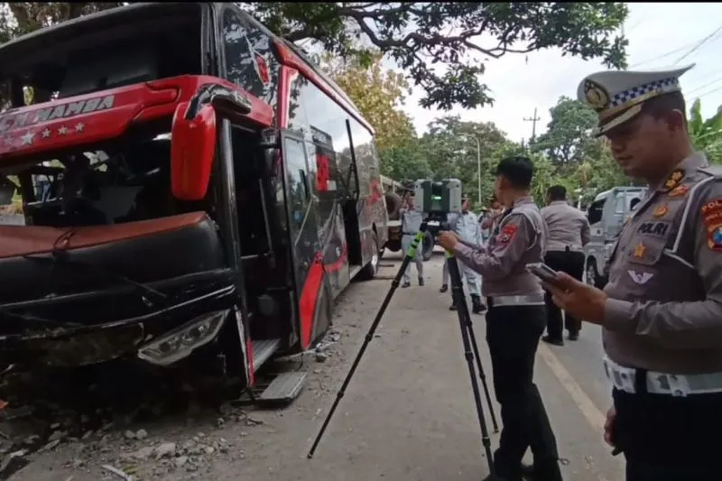 Petugas melakukan olah TKP di lokasi kecelakaan di Jalan Raya Bromo