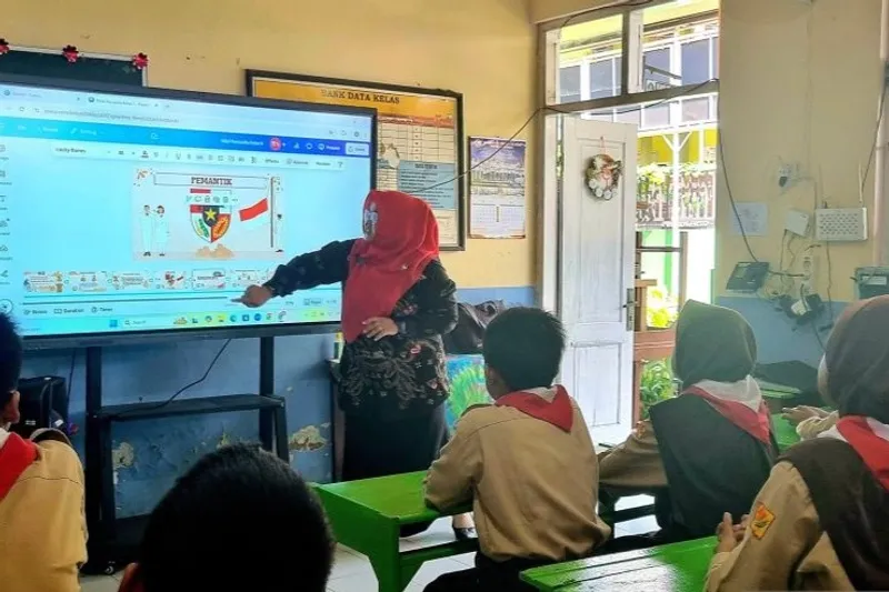 Guru SDN 2 Purwokerto Wetan Rizky Nursifa mengajar dengan smartboard ifp