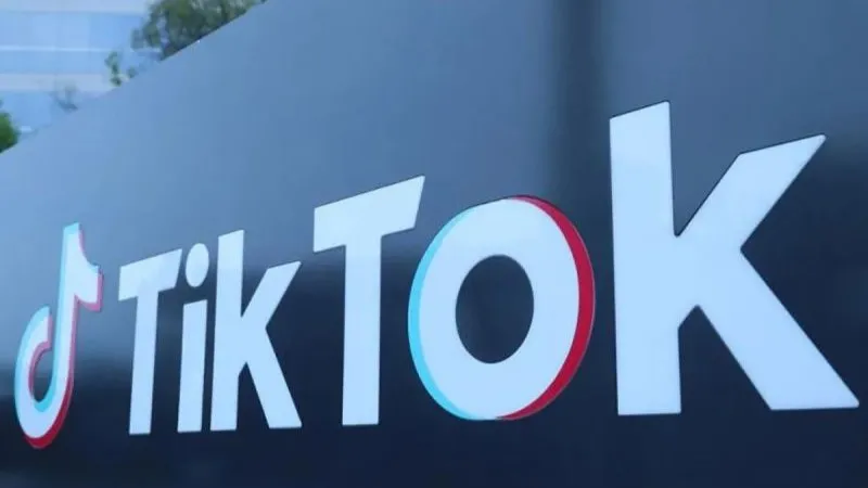 Foto yang diambil pada 21 Agustus 2020 ini menunjukkan logo Kantor TikTok di Los Angeles