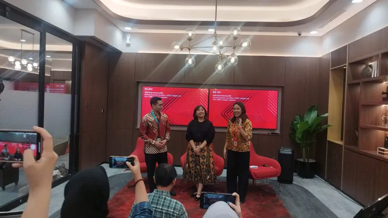 Head of Networks Sales and Distribution HSBC Indonesia, Sumirat Gandapraja bersama 