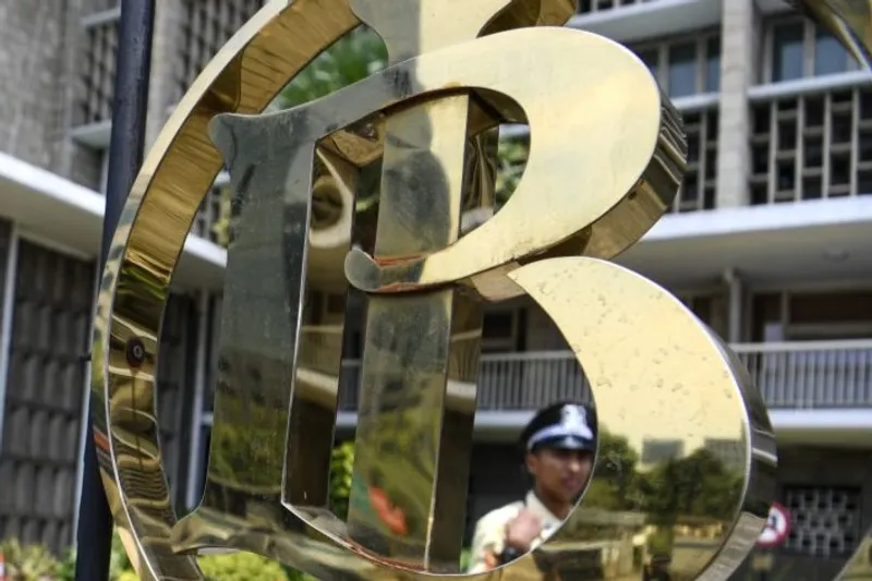 Petugas keamanan melakukan penjagaan di kawasan Gedung Bank Indonesia