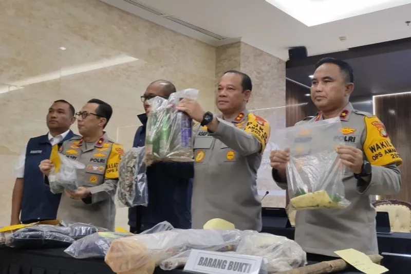 Para tersangka dihadirkan saat ungkap kasus anarkistis saat demo di Mapolda Jabar