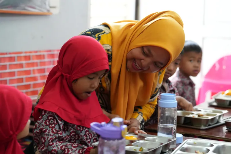 Ilustrasi murid dan guru penerima manfaat program Makan Bergizi Gratis (MBG)