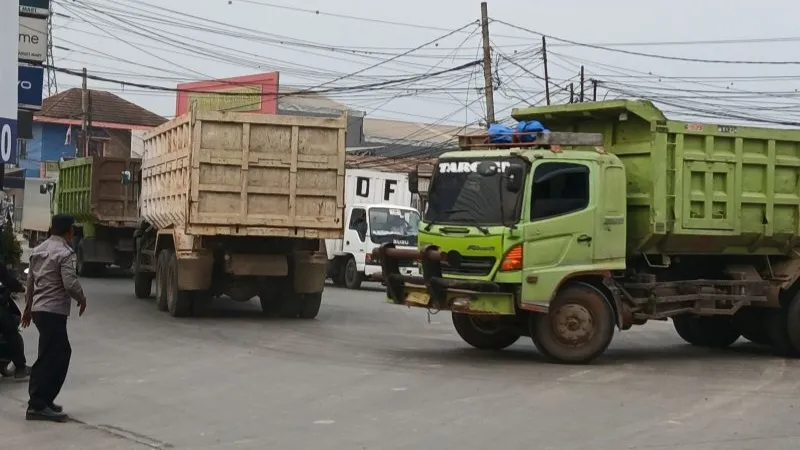 Sejumlah kendaraan truk tambang menumpuk di Jalan Legok - Parung Panjang