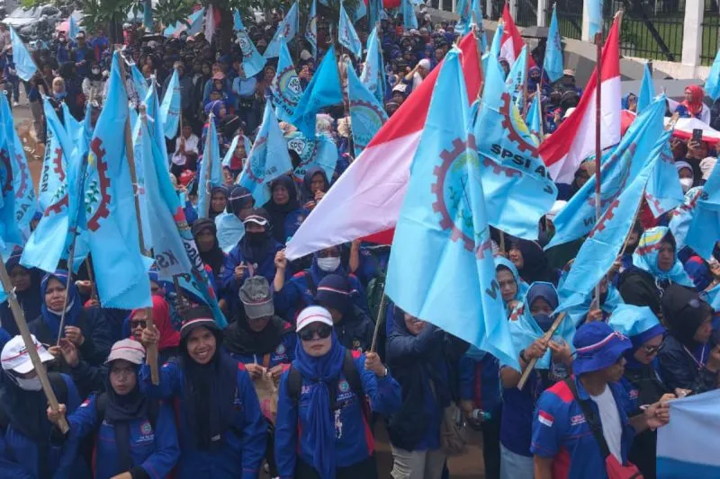 Massa aksi saat menggelar unjuk rasa di depan gedung DPR/MPR