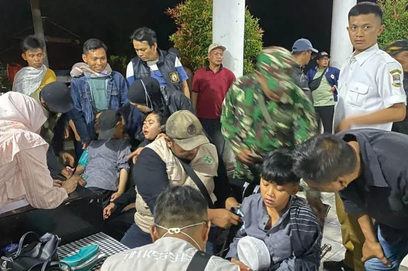 melakukan evakuasi terhadap para korban keracunan yang diduga makan bergizi gratis