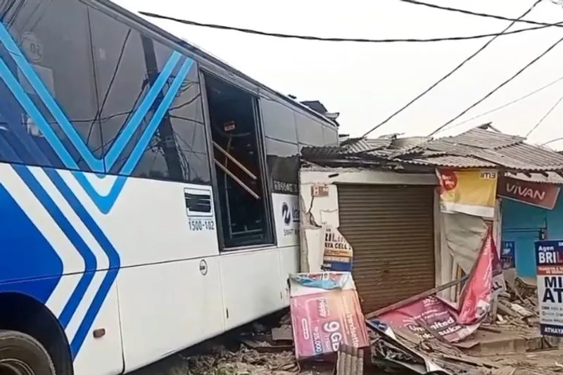 Bus Transjakarta menabrak empat rumah toko (ruko) di Jakarta Timur