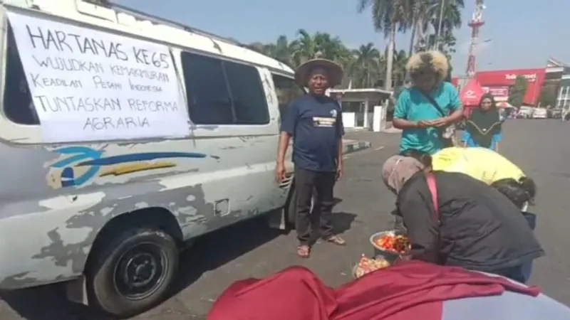 Ketua Forum Komunikasi Petani Jember Jumantoro 