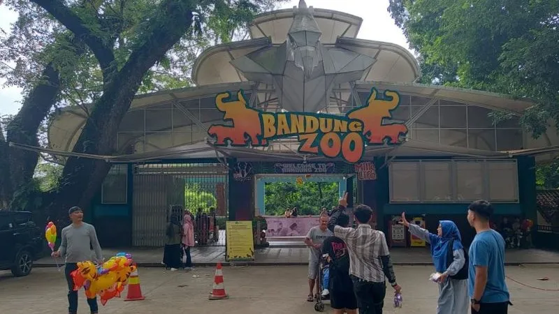Situasi Gerbang Kebun Binatang Bandung atau Bandung Zoo 