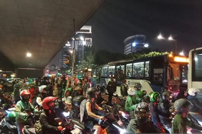 Pemotor terutama ojek online memadati putar balik Halte Slipi Petamburan imbas kemacetan parah 
