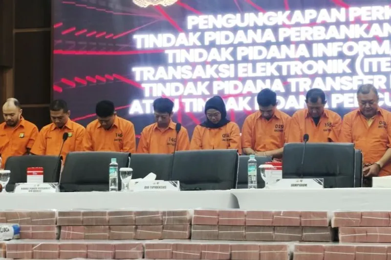 Para tersangka kasus pembobolan rekening dormant di kantor cabang Bank BNI di Jawa Barat 