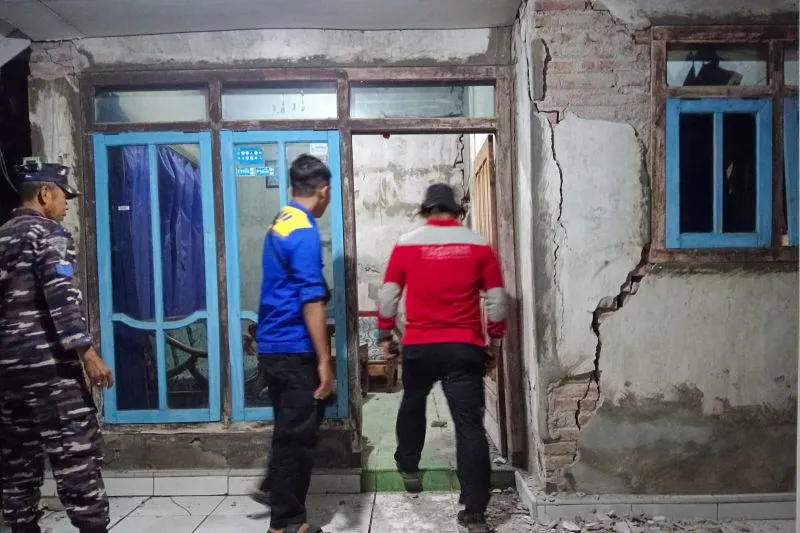 Salah satu rumah warga di Kecamatan Banyuputih, Situbondo rusak akibat gempa bumi