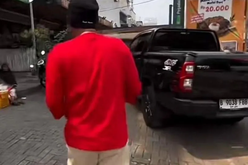 Tangkapan layar video komedian Entis Sutisna alias Sule saat ditilang 