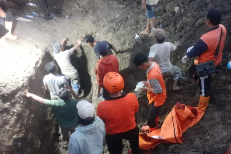 Tim gabungan saat melakukan proses evakuasi korban tertimpa material longsor di Desa Sumberejo