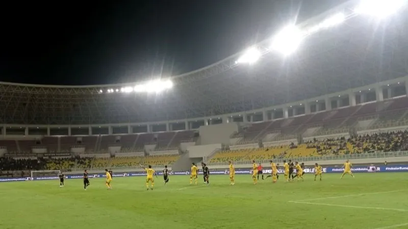 pertandingan antara Dewa United melawan Persebaya 