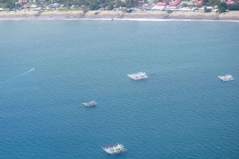 Foto udara sejumlah kapal nelayan di perairan Kota Padang