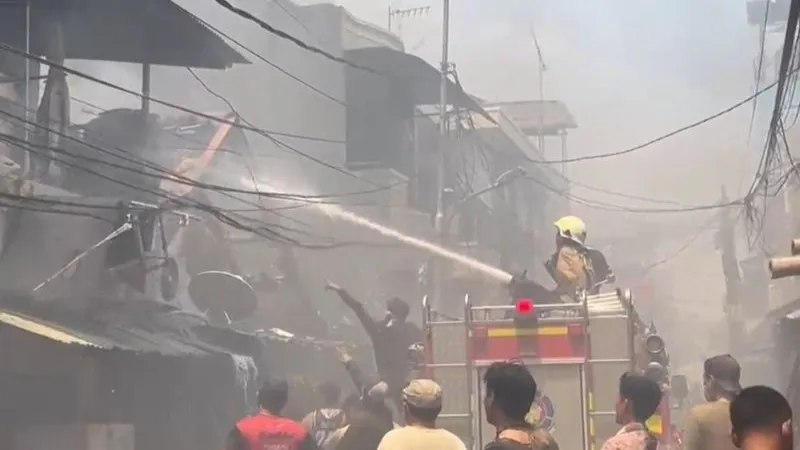 Proses pemadaman kebakaran rumah di wilayah Tangki, Tamansari, Jakarta Barat