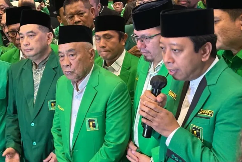 Muhammad Romahurmuziy (kanan) bersama Ketua Umum PPP periode 2025-2030 Agus Suparmanto