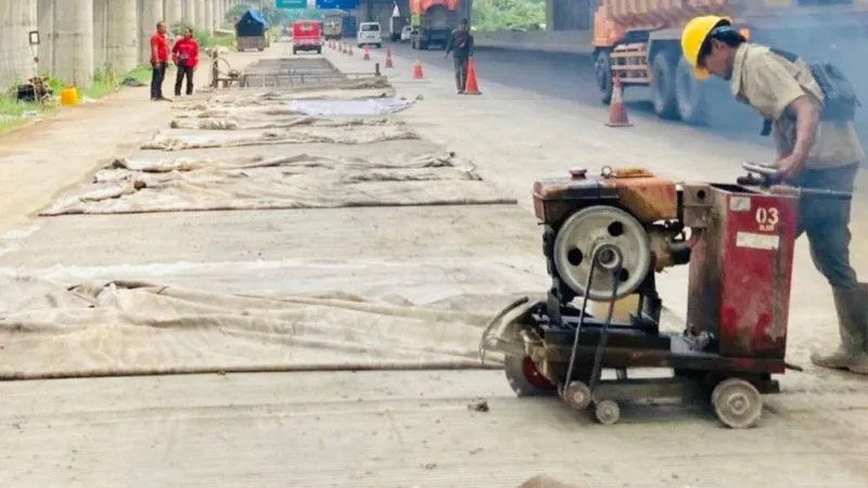Pekerjaan pemeliharaan jalan rutin pada Ruas Tol Jakarta-Cikampek 