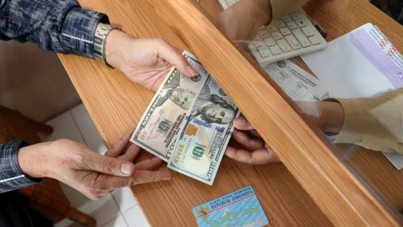 Warga menjual mata uang dolar Amerika Serikat (AS) di Debe money changer Aceh