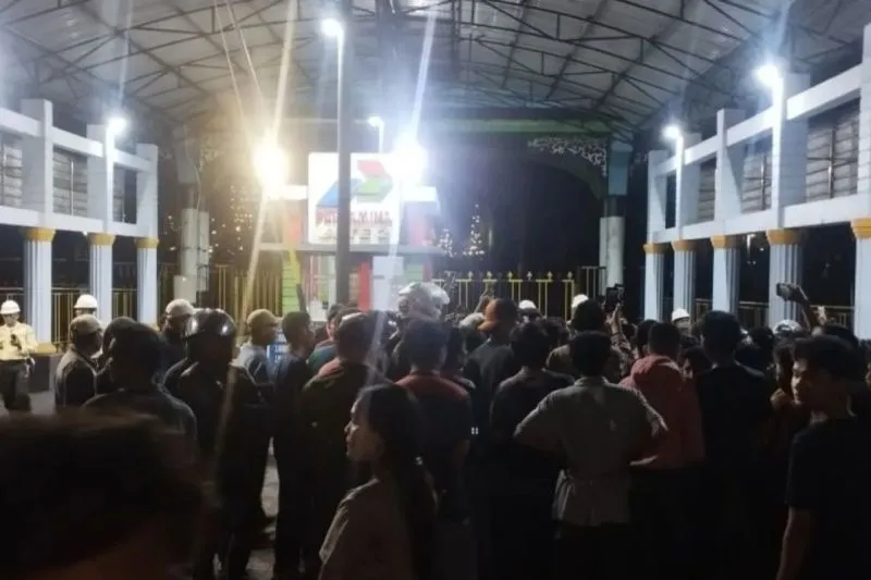Ratusan warga berkumpul di sekitar Kilang Pertamina Dumai akibat ledakan pada salah satu unit kilang minyak, Rabu (1/10/2025) malam. ANTARA/Abdul Razak