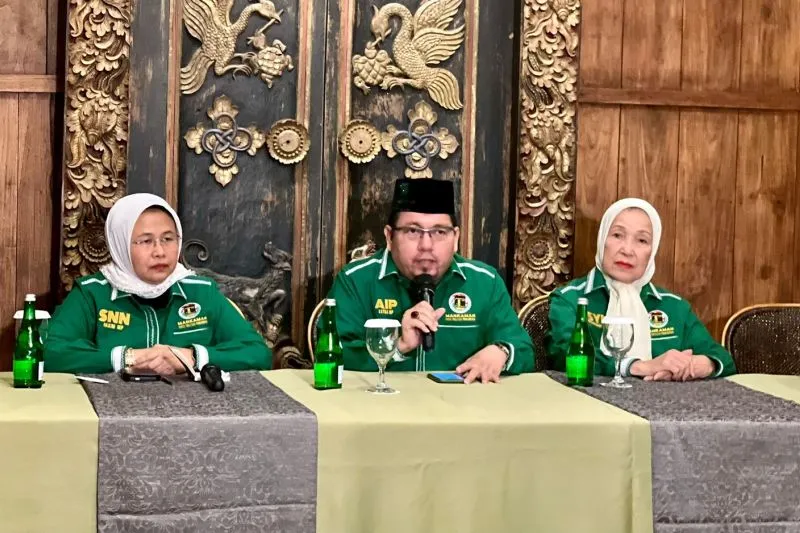 Ketua Mahkamah Partai Persatuan Pembangunan (PPP) Ade Irfan Pulungan (tengah) saat konferensi pers di Jakarta. ANTARA/HO-PPP