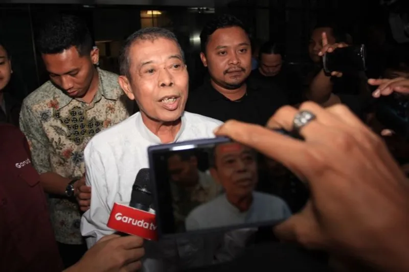 Mantan Ketua DPRD Jawa Timur Kusnadi (tengah) menjawab pertanyaan wartawan usai menjalani pemeriksaan di Gedung Merah Putih KPK, Jakarta, Kamis (19/6/2025). . ANTARA FOTO/Reno Esnir/sgd/nz (ANTARA FOTO/RENO ESNIR)
