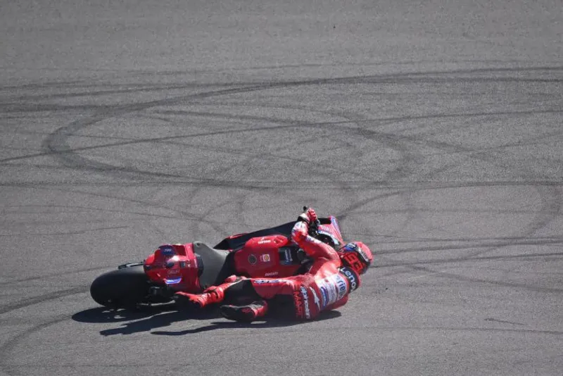 Pembalap Ducati Lenovo sekaligus juara dunia MotoGP musim 2025 Marc Marquez terjatuh