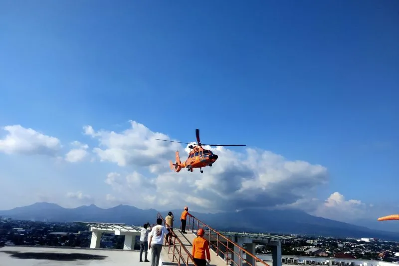 Helikopter saat terbang membawa pembalap Moto2 yang mengalami kecelakaan di sirkuit mandalika