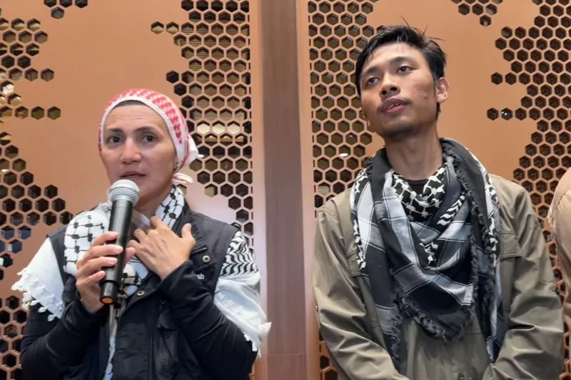 Aktivis publik Wanda Hamidah dan relawan dari Aqsa Working Group (AWG) Muhammad Fatur Rohman