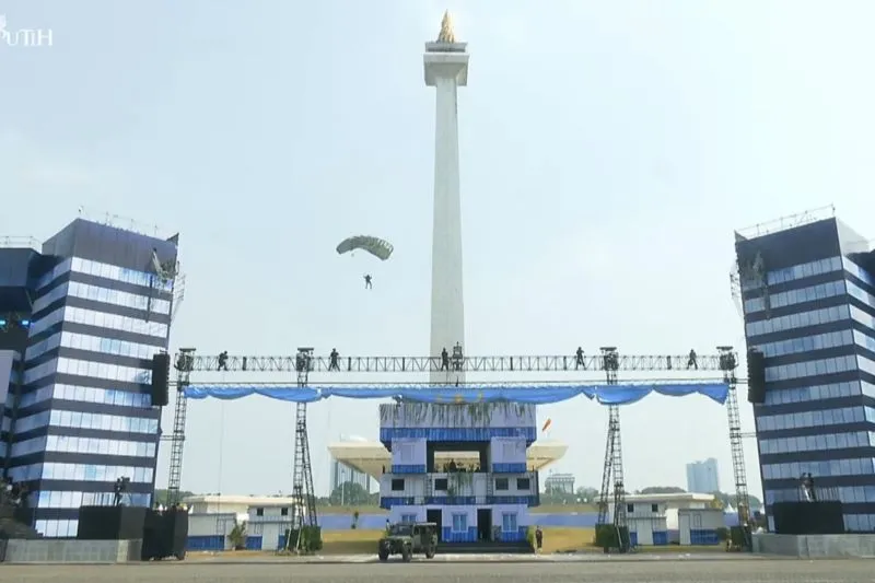 Prajurit TNI terjun payung ke arah sebuah bangunan untuk simulasi misi penyelamatan sandera