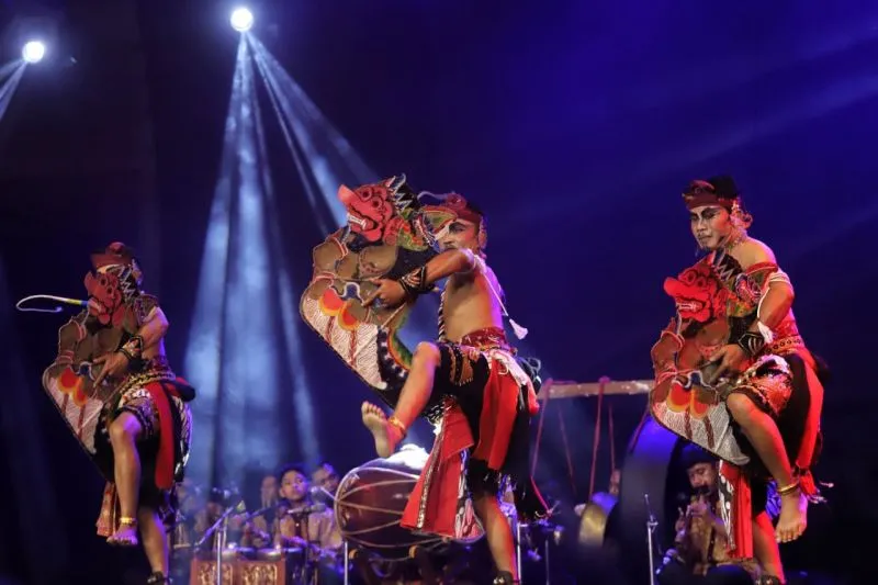 maestro menampilkan Tari Turonggo Yakso Pakem di Festival Jaranan Trenggalek Terbuka 