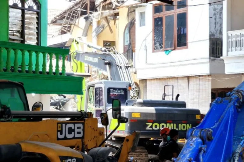 Sejumlah petugas Tim SAR gabungan berjaga di sekitar bangunan musala Ponpes Al Khoziny