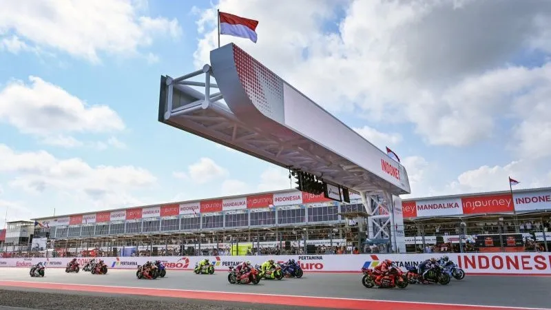 Sejumlah pembalap MotoGP memulai start pada race MotoGP Indonesia 2025