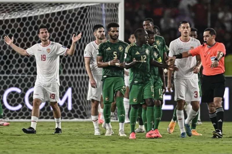 Sejumlah pesepak bola Timnas Arab Saudi melakukan protes kepada wasit asal Uzbekistan