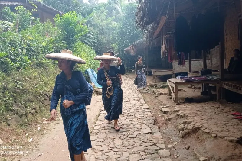 Dua warga melintasi perkampungan Badui Luar