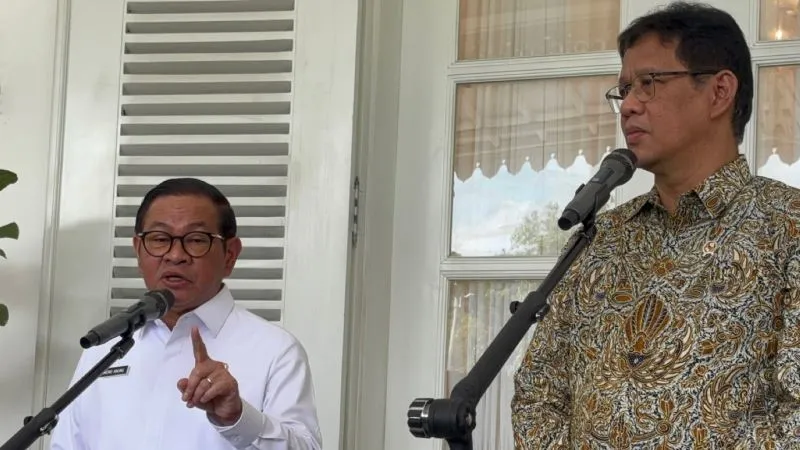 Gubernur DKI Jakarta Pramono Anung Wibowo (kiri) dan Menteri Keungan Purbaya Yudhi Sadewa