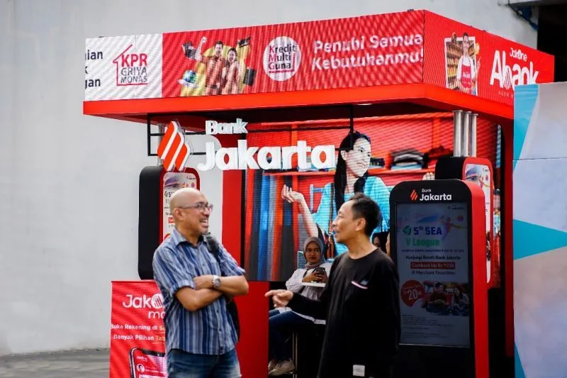 Dua pengunjung gerai Bank Jakarta