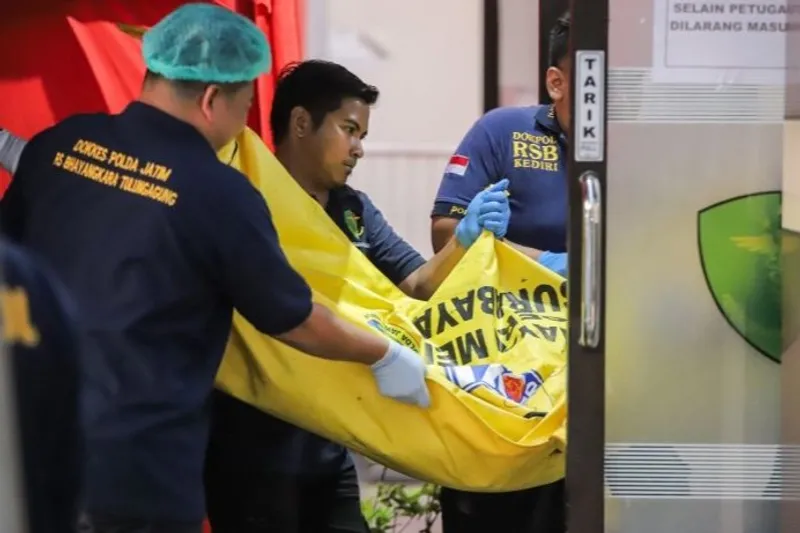 Jenazah korban ambruknya Ponpes Al Khoziny dibawa ke RS Bhayangkara Polda Jatim