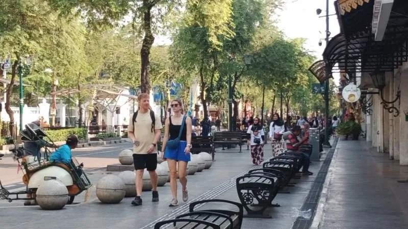 Wisatawan berjalan santai menikmati suasana Malioboro Full Pedestrian