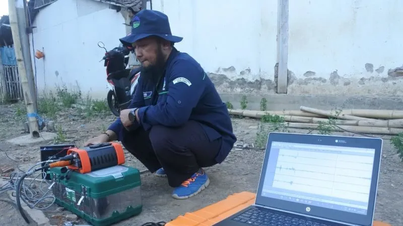 Petugas Badan Meteorologi, Klimatologi dan Geofisika (BMKG) memasang alat pendeteksi gempa 